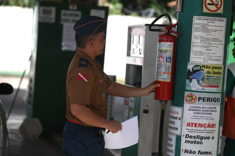 Estabelecimentos prestadores de serviços, condomínios, boates e casas noturnas serão vistoriados, nesta sexta-feira (11) e no sábado (12), pelo Corpo de Bombeiros do Pará com apoio da Polícia Militar. Juntos, os órgãos de segurança realizam a Operação Tiradentes II, deflagrada pelo Conselho Nacional de Comandantes Gerais dos Bombeiros e da PM em todo o país. Mais de 150 homens do Corpo de Bombeiros participam da Operação em todo o Estado. Pela manhã até às 18h, serão fiscalizados postos de combustível (foto), comércios e condomínios.
FOTO: SIDNEY OLIVEIRA / AG. PARÁ
DATA: 11.05.2018
BELÉM - PARÁ <div class='credito_fotos'>Foto: Sidney Oliveira/Ag. Pará | <a href='/midias/2018/originais/b55958ff-a4a8-4353-9280-3adce07a616b.jpg' download><i class='fa-solid fa-download'></i> Download</a></div>
