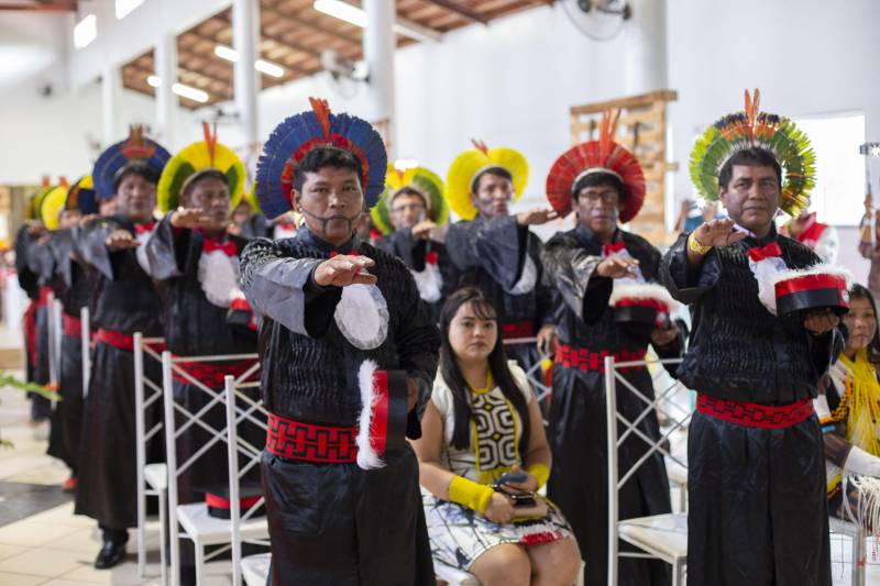 Cerimônia de outorga de grau aos 15 indígenas integrantes da primeira turma do povo Kayapo do curso de licenciatura intercultural indígena da Uepa, na manhã desta quinta-feira, 06, em São Félix do Xingu.

FOTO: NAILANA THIELY / ASCOM UEPA
DATA: 06.11.2018
SÃO FÉLIX DO XINGU - PARÁ <div class='credito_fotos'>Foto: Nailana Thiely / Ascom Uepa   |   <a href='/midias/2018/originais/b55befee-67aa-4c48-a4a7-508b4094104a.jpg' download><i class='fa-solid fa-download'></i> Download</a></div>