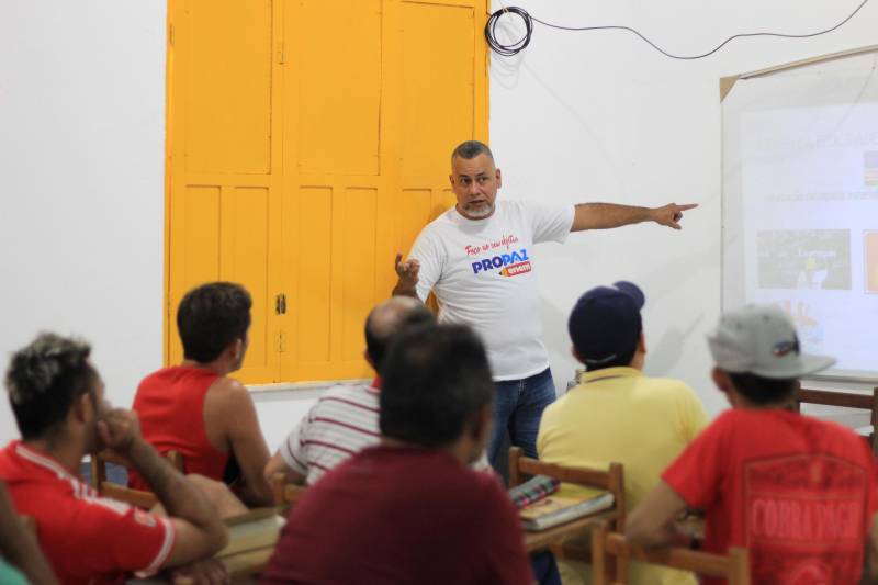 O interno Sandro Manuel, de 48 anos, vai prestar pela primeira vez vestibular para o Exame Nacional do Ensino Médio (Enem) para Pessoas Privadas de Liberdade (PPL). Foi dentro do Centro de Recuperação Agrícola Silvio Hall de Moura (CRASHM) que ele completou o ensino fundamental e agora finaliza o ensino médio. Para se preparar para a prova, o detento participou do “aulão” intensivo promovido na manhã desta quinta-feira (6), pela Fundação Pro Paz em parceria com a Secretaria de Educação do Pará (Seduc) e a Superintendência do Sistema Penitenciário do Estado do Pará (Susipe).

FOTO: VELOSO JÚNIOR / ASCOM SUSIPE
DATA: 07.12.2018
SANTARÉM - PARÁ <div class='credito_fotos'>Foto: Veloso Junior / Ascom Susipe   |   <a href='/midias/2018/originais/b55c89f3-0ab0-4283-b76e-e4aa55bb0431.jpg' download><i class='fa-solid fa-download'></i> Download</a></div>