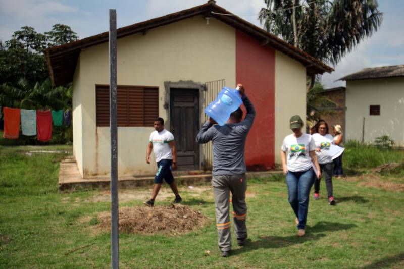 Iniciou neste sábado, 24, o prazo que o Governo do Estado deu para que a empresa de alumínio Hydro Alunorte adote procedimentos e mecanismos seguros ambientalmente, a fim de que as bacias de resíduos da empresa baixem os níveis em pelo menos um metro – o que é definido tecnicamente como padrão de segurança com comprovação permanente da redução e manutenção dos níveis. Uma equipe de fiscalização da Secretaria de Estado de Meio Ambiente e Sustentabilidade (Semas) está no município para fazer o monitoramento dos níveis das bacias do sistema de tratamento dos rejeitos da Bauxita. "Vamos montar equipes para, de duas em duas horas, avaliar o nível das bacias. Em caso de chuva o monitoramento será feito de uma em uma hora", explicou Rejiane Santos, geóloga da Diretoria de Licenciamento Ambiental da Semas.
FOTO: IGOR BRANDÃO / AG PARÁ
DATA: 24.02.2018
BELÉM - PARÁ <div class='credito_fotos'>Foto: IGOR BRANDÃO / AG. PARÁ | <a href='/midias/2018/originais/b561da9f-4b88-4e14-ba10-aa6e1a9e720a.jpg' download><i class='fa-solid fa-download'></i> Download</a></div>