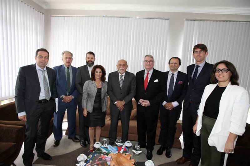 O Pará recebeu, pela segunda vez em menos de um mês, a visita de um representante internacional interessado em investir no estado. Após a visita do embaixador da Hungria, no dia 12 deste mês, foi a vez do embaixador da Bélgica, Dirck Loncke, ser recebido nesta terça-feira, 24, pelo governador Simão Jatene no Palácio dos Despachos.
FOTO: ANTONIO SILVA / AG. PARÁ
DATA: 24.04.2018
BELÉM - PARÁ <div class='credito_fotos'>Foto: Antônio Silva/Ag. Pará | <a href='/midias/2018/originais/b56895b1-055b-4419-87d0-965b290d15ef.jpg' download><i class='fa-solid fa-download'></i> Download</a></div>