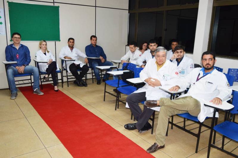 A cirurgia sempre foi, majoritariamente, um campo da medicina dominado pelos homens. Mas nas últimas décadas esta realidade vem mudando. No norte do Brasil aumenta, cada vez mais, o número de mulheres se especializando em cirurgia geral. No entanto, cirurgia de trauma ainda é uma novidade. Nesta semana, o Hospital Metropolitano de Urgência e Emergência (HMUE) certificou a primeira profissional em cirurgia do trauma dentro de um programa de Residência na região, a médica Thaiana Cerqueira Ferraz. Situado no município de Ananindeua, na Região Metropolitana de Belém, o Hospital Metropolitano de Urgência e Emergência é o único serviço hospitalar a ofertar gratuitamente o tratamento de alta complexidade em traumatologia e queimados, na Região Norte. Thaiana Ferraz fez a Residência na instituição sem nenhum custo. Para ela, é “muito gratificante concluir a Residência. Afinal, o hospital nos deu essa oportunidade, em uma especialidade que é muito importante para a sociedade e pouco valorizada, principalmente entre as mulheres”.
FOTO: ASCOM / HMUE
DATA: 08.03.2018
BELÉM - PARÁ <div class='credito_fotos'>Foto: ASCOM HMUE | <a href='/midias/2018/originais/b576cfc4-fd63-4650-b41e-9cb437889880.jpg' download><i class='fa-solid fa-download'></i> Download</a></div>