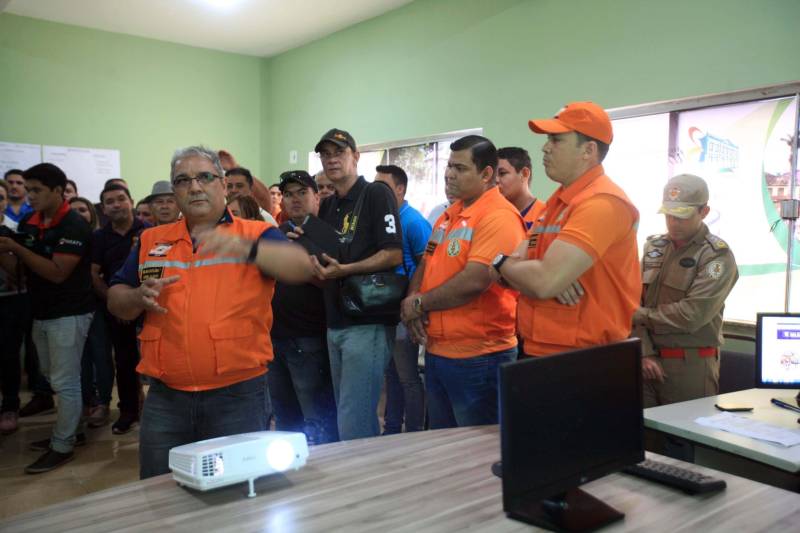 O governador Simão Jatene está no município de Bragança, nordeste do Estado, neste sábado (19), para visitar algumas das localidades atingidas pelas enchentes provocadas pelas chuvas do início da semana. A Defesa Civil Estadual está articulando as secretarias de Estado para atender às pessoas afetadas pelos alagamentos. Até o momento são três famílias desabrigadas e mais de três mil pessoas afetadas, principalmente na comunidade de Maranhãozinho. A prefeitura decretou estado de alerta. Uma sala de situação foi montada no município para o gerenciamento das ações que atendem às famílias. Na foto, o governador está no município acompanhado do secretário de segurança Luiz Fernandes Rocha, do coordenador da Defesa Civil, Cel Francisco Cantuária, do prefeito Raimundo Oliveira e autoridades municipais.
FOTO: RODOLFO OLIVEIRA / AG. PARÁ
DATA: 19.05.2018
BRAGANÇA - PARÁ <div class='credito_fotos'>Foto: Rodolfo Oliveira/Ag. Pará | <a href='/midias/2018/originais/b5800abc-5b4e-43f1-8f31-5c2481af692e.jpg' download><i class='fa-solid fa-download'></i> Download</a></div>