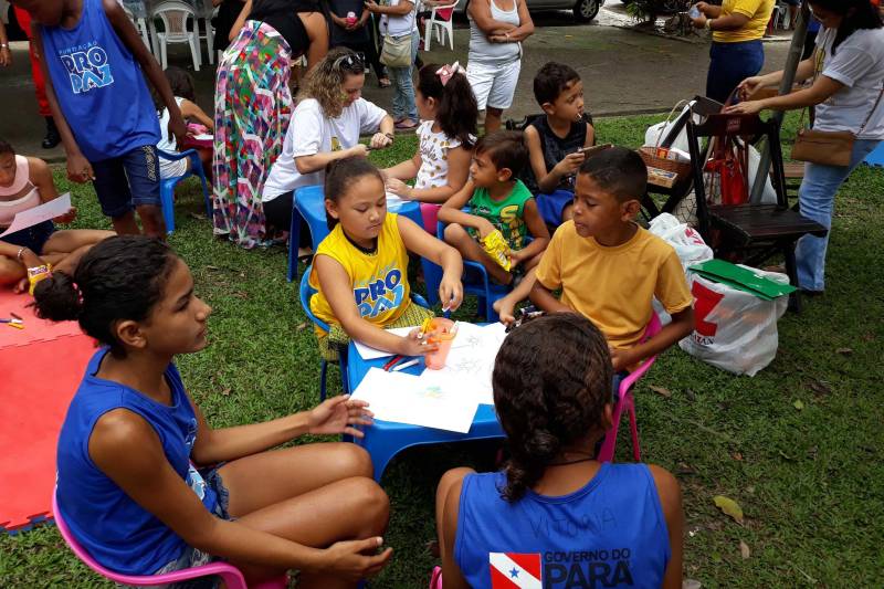 A Praça é um lugar público e de socialização. Pensando no potencial de mobilização do espaço que, a Fundação Pro Paz, por meio do Pro Paz Integrado e Pro Paz nos bairros trouxe nesta manhã (22) espetáculos, música na voz de Nazaré Pereira e ação de conscientização sobre violência e exploração sexual. A programação é alusiva ao último dia 16, que marca o Dia Estadual de enfrentamento à exploração sexual contra crianças e adolescentes. "É importante unir nesta ação os dois programas, o 'Bairros' e o 'Integrado', pois eles trabalham a prevenção a reparação das situações de abuso e exploração sexual contra crianças e adolescentes. Estar na praça possibilita a população conhecer os nossos serviços, assim como alertar as famílias sobre esse tipo de violência", pontuou Naiana Dias coordenadora do Pro Paz Integrado. Os grupos de teatro da UIPP terra firme, grupo de dança do polo UFPA e sacramenta, Orquestra de percussão sustentável do Pro Paz se apresentaram para os presentes.
FOTO: EMANUELE CORRÊA / ASCOM PRO PAZ
DATA: 22.04.2018
BELÉM - PARÁ <div class='credito_fotos'>Foto: EMANUELE CORRÊA / ASCOM PRO PAZ | <a href='/midias/2018/originais/b58f6117-e32c-4b77-a64b-8571a4acabd9.jpg' download><i class='fa-solid fa-download'></i> Download</a></div>