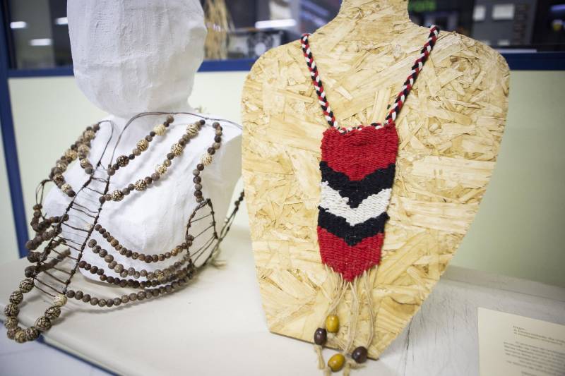 Trabalhos de alunos de graduação do curso de Bacharelado em Design da Universidade do Estado do Pará (Uepa) estão reunidos na exposição A Diversidade da vida em adornos, que fica aberta à visitação até o próximo dia 22 de junho, no Centro de Ciências Naturais e Tecnologia (CCNT).
FOTO: NAILANA THIELY / ASCOM UEPA
DATA: 12.06.2018
BELÉM - PARÁ <div class='credito_fotos'>Foto: Nailana Thiely / Ascom Uepa | <a href='/midias/2018/originais/b590701d-3c3a-4811-af88-8f25160bee91.jpg' download><i class='fa-solid fa-download'></i> Download</a></div>