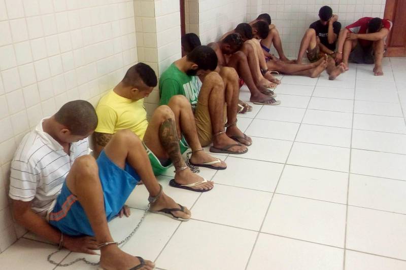 As Polícias Civil e Militar deflagraram, nesta quinta-feira, 8, uma operação para cumprir mandados de prisão de envolvidos em homicídios e tráfico de drogas, na área do 40 Horas, em Ananindeua, na Região Metropolitana de Belém (RMB). Denominada "Quadraginta Pax" (Paz no Quarenta, em latim), a ação policial foi coordenada pela Divisão de Homicídios e resultou em dez pessoas presas, durante a manhã. Uma arma de fogo e drogas foram apreendidas durante a operação iniciada nas primeiras horas do dia. Os presos e o material apreendido foram levados para a sede da Divisão de Homicídios, no bairro de São Brás, em Belém.
FOTO: ACOM POLÍCIA CIVIL
DATA: 08.03.2018
BELÉM - PARÁ
<div class='credito_fotos'>Foto: Ascom Polícia Civil | <a href='/midias/2018/originais/b596c995-1c70-4ac6-aca8-cb8abe13e265.jpg' download><i class='fa-solid fa-download'></i> Download</a></div>