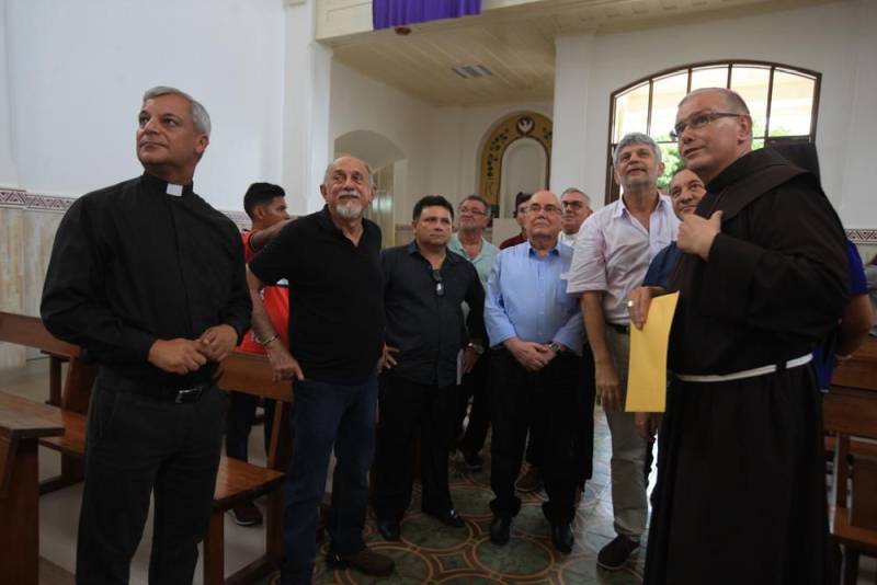 "Hoje é uma nova história, um novo tempo", assim observou o diretor-presidente do Hospital Santa Casa de Misericórdia do município de Óbidos, na região do Baixo Amazonas, a respeito do termo de fomento assinado entre o Governo do Estado, por meio da Secretaria de Saúde Pública (Sespa), e a Associação de Caridade da Santa Casa que garantirá a conclusão da reforma e ampliação da unidade de saúde, orçada em R$ 3,6 milhões. A Santa Casa de Óbidos, unidade quase centenária, fundada em 07/07/1922, é uma das referências em saúde na região formada por municípios da margem esquerda do rio Amazonas. Gerida desde 2014 por uma congregação franciscana, a Santa Casa faz parte do processo de regionalização e descentralização da saúde, que vem sendo promovida pela atual gestão em todas as regiões de integração. Na foto, o Governador Simão Jatene e sua comitiva visitam a Catedral de Óbidos.
FOTO: RODOLFO OLIVEIRA / AG. PARÁ
DATA: 09.03.2018
ÓBIDOS - PARÁ
<div class='credito_fotos'>Foto: Rodolfo Oliveira/Ag. Pará | <a href='/midias/2018/originais/b59a0545-233f-4f9e-88de-ff1cd9ac3493.jpg' download><i class='fa-solid fa-download'></i> Download</a></div>