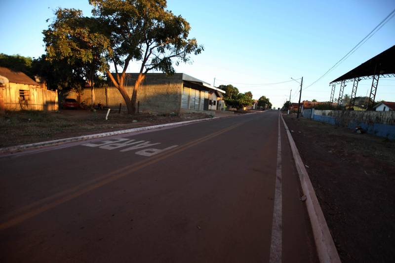 O governador Simão Jatene desembarca nesta segunda-feira (25) no município de Floresta do Araguaia (foto), para entrega de pavimentação asfáltica na rua XV de Novembro. Na sequência, fará pronunciamento na Câmara de Vereadores. A programação terá continuidade, à tarde, no Distrito de Serra Pelada, em Curionópolis, onde será inaugurada a Escola Estadual de Ensino Médio Joaquina Diamantina.
FOTO: ANTONIO SILVA / AG. PARÁ
DATA: 25.06.2018
FLORESTA DO ARAGUAIA - PARÁ <div class='credito_fotos'>Foto: Antônio Silva/Ag. Pará | <a href='/midias/2018/originais/b5ace420-da37-40b1-a9c0-8a3df62a1fa1.jpg' download><i class='fa-solid fa-download'></i> Download</a></div>