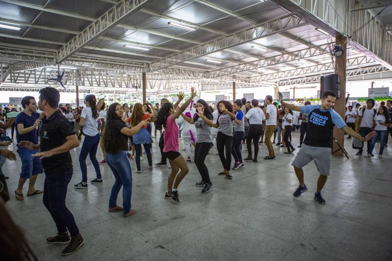Durante toda esta quinta-feira, 10, a Feira Vocacional da Universidade do Estado do Pará (Uepa) recebeu a visita de estudantes do ensino médio de escolas públicas e particulares da Região Metropolitana de Belém. Cada graduação da Uepa tinha um estande no hall de exposição do Centro Cultural Tancredo Neves (Centur), tudo para que os estudantes pudessem conhecer mais sobre os cursos, a atuação dos profissionais formados e o desenho curricular das disciplinas.
FOTO: NAILANA THIELY / ASCOM UEPA
DATA: 10.05.2018
BELÉM - PARÁ <div class='credito_fotos'>Foto: Nailana Thiely / Ascom Uepa | <a href='/midias/2018/originais/b5b55746-081f-49b1-b93b-b8fe52e23cf4.jpg' download><i class='fa-solid fa-download'></i> Download</a></div>