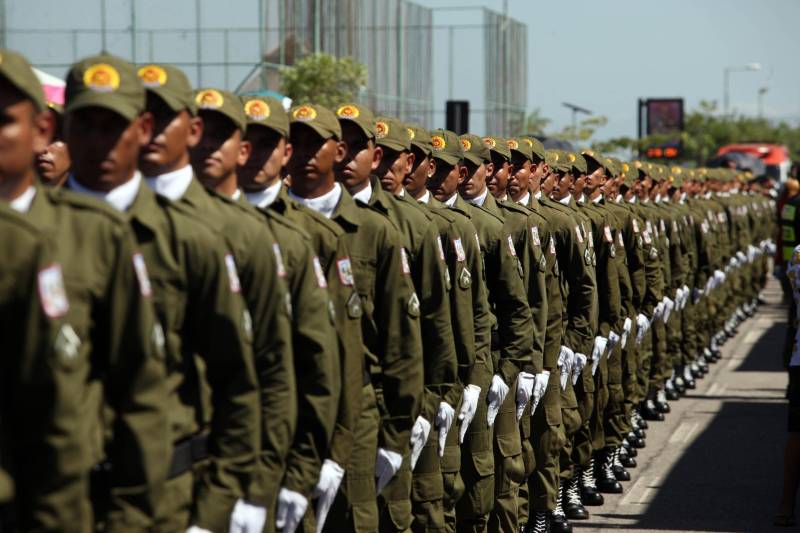 A cerimônia de formatura dos novos praças da Polícia Militar ocorreu na manhã desta segunda-feira (9), simultaneamente, em Belém e outros seis municípios paraenses: Santa Izabel, Castanhal, Barcarena, Capanema, Bragança e Tucuruí. Em Parauapebas, Marabá, Breves, Soure e Conceição do Araguaia, a formatura será celebrada na quinta-feira, dia 12. Na sexta-feira, dia 13, é a vez de Santarém, Altamira, Paragominas e Itaituba. O governador Simão Jatene presidiu a cerimônia de formatura no Portal da Amazônia, bairro da Cidade Velha, em Belém. Milhares de familiares dos formandos lotaram o espaço para entregar aos novos policiais militares seus diplomas de conclusão de curso.
FOTO: SIDNEY OLIVEIRA / AG. PARÁ
DATA: 09.07.2018
BELÉM - PARÁ <div class='credito_fotos'>Foto: Sidney Oliveira/Ag. Pará | <a href='/midias/2018/originais/b5b827ce-e40c-4d2f-9fda-5f74a3741452.jpg' download><i class='fa-solid fa-download'></i> Download</a></div>