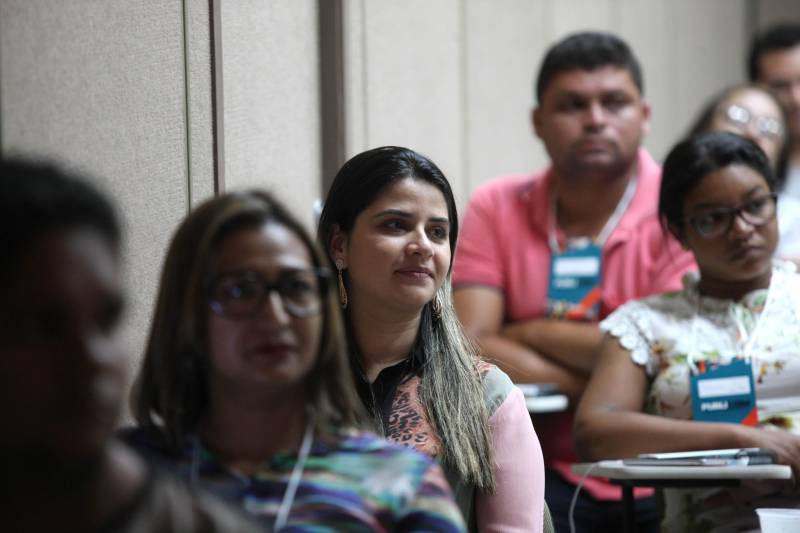Desde 2012, Renata Andrade (foto) atua no setor de Comunicação da Prefeitura de Rondon do Pará, no nordeste paraense. Responsável pelos conteúdos para fanpage, site e assessoria de imprensa, além da mediação do relacionamento entre os munícipes e o Executivo, ela se deslocou até Marabá, distante cerca de duas horas da sua cidade, para participar do Publicom – o Encontro de Comunicação do Pará. Realizado pela Secretaria de Estado de Comunicação (Secom), o evento começou nesta quarta-feira (21), no Carajás Centro de Convenções, com cerca de 250 inscritos.
FOTO: MARCELO LÉLIS / AG. PARÁ
DATA: 21.03.2018
MARABÁ - PARÁ <div class='credito_fotos'>Foto: Marcelo Lelis / Ag. Pará | <a href='/midias/2018/originais/b5c90256-a97e-419d-907c-0ca246b7a07c.jpg' download><i class='fa-solid fa-download'></i> Download</a></div>