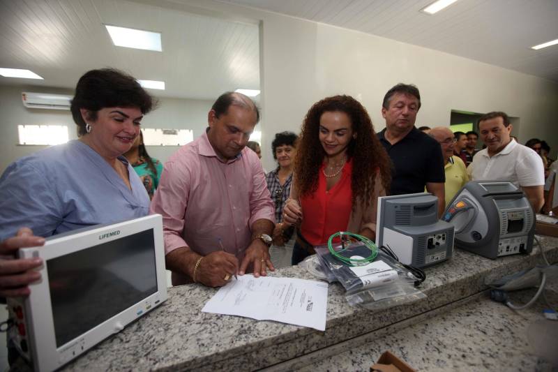 Já durante o evento em Augusto Corrêa, realizado no Centro Nossa Senhora de Nazaré e no Hospital Municipal, o prefeito Filho Barreto lembrou que o município sempre foi beneficiado com obras pela gestão estadual. Ainda em Augusto Corrêa, no Hospital Municipal (foto) foram entregues um desfibrilador e dois monitores cardíacos.
FOTO: SIDNEY OLIVEIRA / AG. PARÁ
DATA: 14.06.2018
AUGUSTO CORRÊA - PARÁ <div class='credito_fotos'>Foto: Sidney Oliveira/Ag. Pará | <a href='/midias/2018/originais/b5cb1a43-8fb3-4eb8-98f6-f236429d7e57.jpg' download><i class='fa-solid fa-download'></i> Download</a></div>