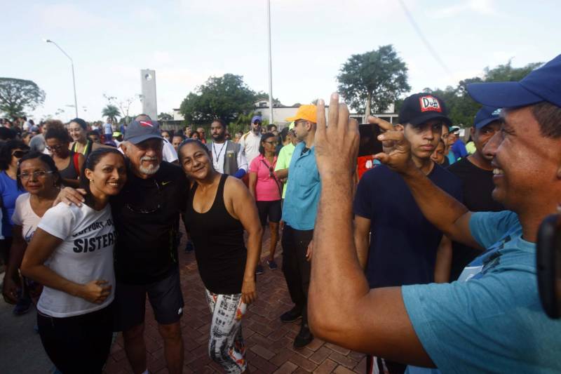 Uma reabertura feita a milhares de mãos. A fita inaugural colocada no inicio da trilha principal do Parque do Utinga foi rompida por mais de cinco mil pessoas ansiosas pelo inicio da caminhada, marcando o segundo dia da programação de reabertura do mais novo espaço paraense de lazer e interatividade com a natureza. Misturado aos populares, o governador Simão Jatene andou os quatro quilômetros que separam a entrada do parque ao seu ponto final, o Recanto da Volta.
FOTO: THIAGO GOMES / AG. PARÁ
DATA: 17.03.2018
BELÉM - PARÁ <div class='credito_fotos'>Foto: Thiago Gomes /Ag. Pará | <a href='/midias/2018/originais/b5d32450-d9dd-4fc5-9265-a272d8b3877f.jpg' download><i class='fa-solid fa-download'></i> Download</a></div>