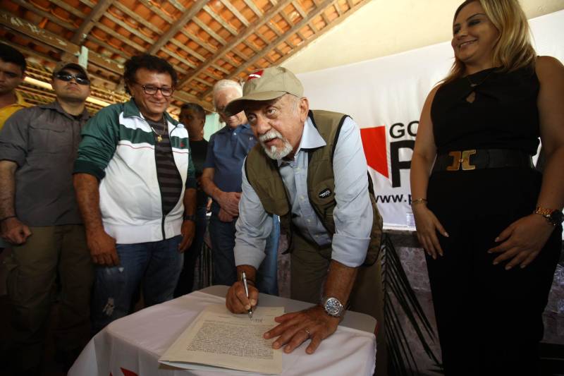“Ter a posse da terra é a certeza de que nunca iremos perder o nosso direito, que nossos filhos e nossos netos poderão dar continuidade a nossa história em segurança. Foram anos de luta até chegar esse dia, agraciados com a assinatura do nosso título de terra. Só temos a agradecer a todos que fizeram parte disso e a cada um que lutou junto para que hoje isso se tornasse realidade”. A fala emocionada foi de seu Mário Araújo Silva, presidente da Associação Remanescente de Quilombo Espírito Santo, localizada no município do Acará, no nordeste do Estado. Ele assinou, neste sábado (24), junto com o governador Simão Jatene (foto), o título que dá a posse da terra a comunidade. A fala do presidente traduz o sentimento das dezenas de famílias que moram no local, que agora tem a posse legítima do local onde seus antepassados viveram. “Sou filho de mãe negra. Nasci aqui como minha vó, bisavó, que fazem parte da história dessa comunidade que já existe a mais de 300 anos.
FOTO: SIDNEY OLIVEIRA / AG. PARÁ
DATA: 24.03.2018
ACARÁ - PARÁ <div class='credito_fotos'>Foto: Sidney Oliveira/Ag. Pará | <a href='/midias/2018/originais/b5dac00c-058f-4667-9c28-f187d0f4fd7d.jpg' download><i class='fa-solid fa-download'></i> Download</a></div>