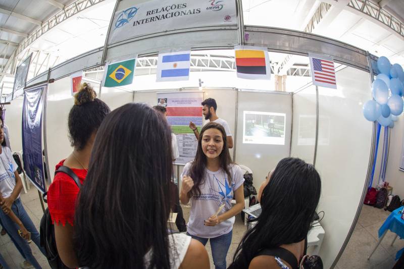 Durante toda esta quinta-feira, 10, a Feira Vocacional da Universidade do Estado do Pará (Uepa) recebeu a visita de estudantes do ensino médio de escolas públicas e particulares da Região Metropolitana de Belém. Cada graduação da Uepa tinha um estande no hall de exposição do Centro Cultural Tancredo Neves (Centur), tudo para que os estudantes pudessem conhecer mais sobre os cursos, a atuação dos profissionais formados e o desenho curricular das disciplinas.
FOTO: NAILANA THIELY / ASCOM UEPA
DATA: 10.05.2018
BELÉM - PARÁ <div class='credito_fotos'>Foto: Nailana Thiely / Ascom Uepa | <a href='/midias/2018/originais/b5dea3f2-b341-419a-b221-b014c9d501b0.jpg' download><i class='fa-solid fa-download'></i> Download</a></div>