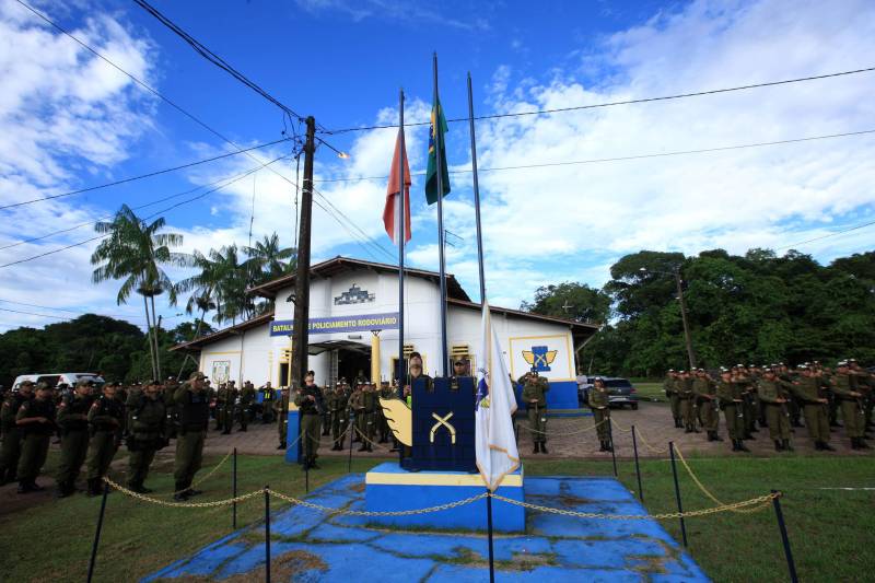 Cerca de 2.400 policiais militares que estão em processo de formação por meio dos Cursos de Formação de Praças (CFP), de Oficiais (CFO), de Habilitação de Oficiais (CHO) e de Adaptação de Oficiais (CHO). Durante a caminhada (foto), a Academia de Polícia Militar “Cel Fontoura” executou a primeira marcha administrativa para exercitar os pelotões do Curso de Formação de Oficiais (CFO) e do Curso de Adaptação de Oficiais da PMPA (CADO) nos deslocamentos a pé por longos percursos. A caminhada de 10 Km contou com a participação de 183 alunos da Academia de Polícia Militar.
FOTO: MÁCIO FERREIRA / AG. PARÁ
DATA: 15.02.2018
MARITUBA - PARÁ <div class='credito_fotos'>Foto: MÁCIO FERREIRA/ AG. PARÁ | <a href='/midias/2018/originais/b5e13d5e-e95b-4a1f-a9dd-b4fb09ad575a.jpg' download><i class='fa-solid fa-download'></i> Download</a></div>