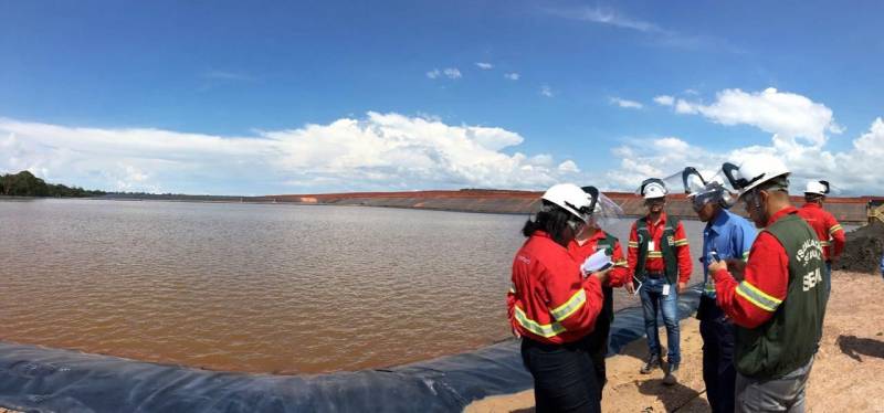 Iniciou neste sábado, 24, o prazo que o Governo do Estado deu para que a mineradora Hydro Alunorte adote procedimentos e mecanismos seguros ambientalmente, a fim de que as bacias de resíduos da empresa baixem os níveis em pelo menos um metro – o que é definido tecnicamente como padrão de segurança com comprovação permanente da redução e manutenção dos níveis. Uma equipe de fiscalização da Secretaria de Estado de Meio Ambiente e Sustentabilidade (Semas) está no município para fazer o monitoramento dos níveis das bacias do sistema de tratamento dos rejeitos da Bauxita. "Vamos montar equipes para, de duas em duas horas, avaliar o nível das bacias. Em caso de chuva o monitoramento será feito de uma em uma hora", explicou Rejiane Santos, geóloga da Diretoria de Licenciamento Ambiental da Semas.
FOTO: LIDIANE SOUZA / SECOM
DATA: 24.02.2018
BARCARENA - PARÁ
<div class='credito_fotos'>Foto: LIDIANE SOUZA / SECOM | <a href='/midias/2018/originais/b5ed674f-1a61-43d5-b43c-424162e840e6.jpg' download><i class='fa-solid fa-download'></i> Download</a></div>
