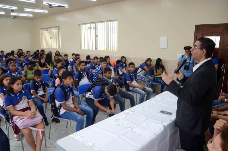 A Escola de Ensino Médio Professor Galvão, em Augusto Corrêa, segue o mesmo padrão estrutural, com 13 novas salas de aula, laboratórios, além de copa, cozinha, banheiros e quadra coberta. A unidade escolar recebeu a instalação de 44 centrais de ar, 26 computadores, 26 monitores e 500 novas carteiras, que vão atender 1.380 alunos. A obra recebeu R$ 3.049.931,38 mil em investimentos. Segundo a aluna Natália Reis de Assis, estudante do 2º  do ano do Ensino Médio na Escola Professor Galvão, “na antiga escola tínhamos dificuldade de aprender nas aulas, pois fazia muito calor nas salas de aula. Hoje, temos salas refrigeradas, isoladas do barulho e agora as aulas são mais dinâmicas”, avalia. Na foto, o secretário Adjunto de Ensino da Seduc, José Roberto Alves.

FOTO: FERNANDO NOBRE / ASCOM SEDUC
DATA: 17.12.2018
AUGUSTO CORRÊA - PARÁ <div class='credito_fotos'>Foto: FERNANDO NOBRE/ASCOM SEDUC   |   <a href='/midias/2018/originais/b5ef49be-9163-4f4b-8ba8-134285a30bec.jpg' download><i class='fa-solid fa-download'></i> Download</a></div>