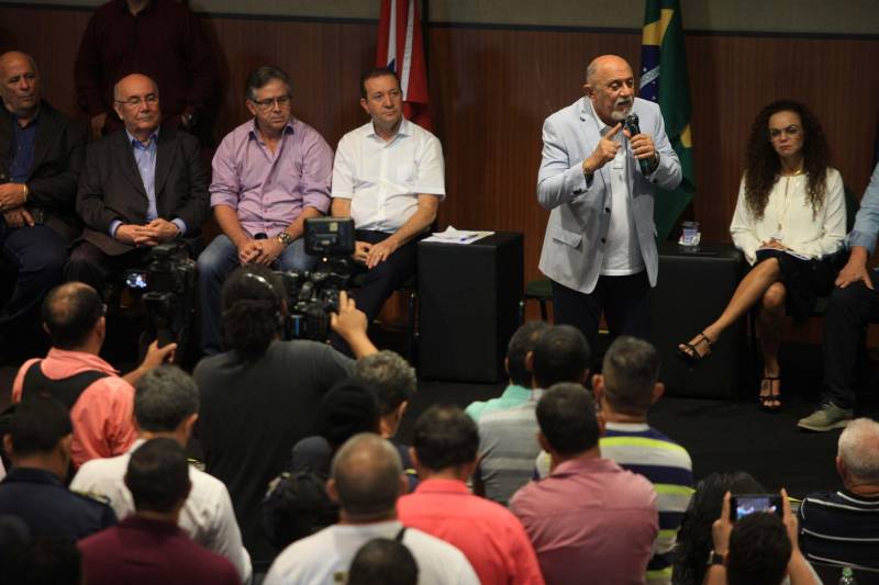Com a entrega de mais 359 veículos, somente esta semana, o Governo do Pará reforçou a atuação da área de segurança pública em todo o Estado. Todos os veículos auxiliarão no combate a criminalidade e a manutenção da segurança em todo o território paraense. Boa parte desses veículos foi destinada diretamente para as guardas municipais, numa ação integrada com as Prefeituras, por meio da Secretaria de Segurança Pública e Defesa Social (Segup) com articulação da Secretaria de Municípios Sustentáveis, que define em conjunto com os municípios, a agenda de prioridades. A última etapa da entrega ocorreu nesta quinta-feira (5), no Hangar – Centro de Convenções da Amazônia.
FOTO: RODOLFO OLIVEIRA / AG. PARÁ
DATA: 05.07.2018
BELÉM - PARÁ <div class='credito_fotos'>Foto: Rodolfo Oliveira/Ag. Pará | <a href='/midias/2018/originais/b5fb1f77-6a43-4d18-9a08-05aa1fc90cec.jpg' download><i class='fa-solid fa-download'></i> Download</a></div>