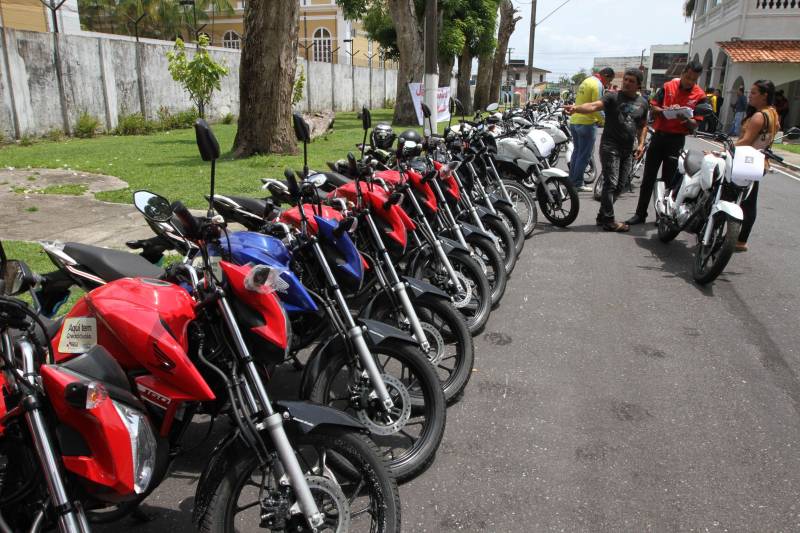 O Governo do Estado entregou, nesta segunda-feira, 12, no Palácio do Governo, 75 motocicletas a mototaxistas de Belém, Castanhal, Ananindeua e Igarapé-Açu. As motos foram adquiridas pelos mototaxistas por meio do Credcidadão, programa que incentiva a geração de trabalho e renda entre os microempreendedores com necessidades financeiras. O governador Simão Jatene fez a entrega das chaves das motos, acompanhado do prefeito de Belém, Zenaldo Coutinho; do presidente da Assembleia Legislativa do Estado do Pará (Alepa), Márcio Miranda; dos deputados Eliel Faustino e Coronel Neil; do secretário de Desenvolvimento Econômico, Indústria, Comércio e Mineração, Hildegardo Nunes; do diretor-geral do Credcidadão, Jorge Rezende e de representantes de sindicatos e associações de mototaxistas, entre eles o presidente do Sindicato dos Mototaxistas do Pará, José Ribamar Soares, o Alemão.
FOTO: CRISTINO MARTINS / AG. PARÁ
DATA: 12.11.2018
BELÉM - PARÁ <div class='credito_fotos'>Foto: Cristino Martins/Ag. Pará | <a href='/midias/2018/originais/b6021aa1-5a06-4159-8446-4ee230d59ae9.jpg' download><i class='fa-solid fa-download'></i> Download</a></div>