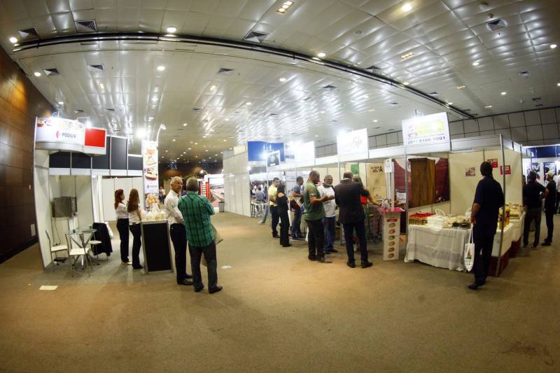 Autoridades, cientistas, empresários e produtores rurais participaram, na noite desta segunda-feira (12), no Hangar Convenções e Feiras da Amazônia, da abertura do XVII Congresso Brasileiro de Mandioca e do II Congresso Latino-Americano e Caribenho de Mandioca, os dois mais importantes eventos voltados à mandiocultura no Brasil e no continente, que ocorrem pela primeira vez no Pará.
FOTO: THIAGO GOMES / AG. PARÁ
DATA: 12.03.2018
BELÉM - PARÁ <div class='credito_fotos'>Foto: Thiago Gomes /Ag. Pará | <a href='/midias/2018/originais/b60618ab-76c9-43f2-945d-47db26716846.jpg' download><i class='fa-solid fa-download'></i> Download</a></div>