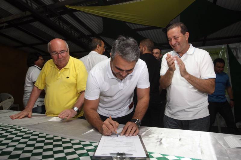 O município de São Francisco do Pará recebeu, neste sábado (30), uma ordem de serviço para o asfaltamento de 5 quilômetros de suas ruas, um investimento de quase R$ 2 milhões. A ação é uma realização do Governo do Estado, por meio da Secretaria de Estado de Desenvolvimento Urbano e Obras Públicas (Sedop), e tem a parceria da Assembleia Legislativa do Estado (Alepa) e da prefeitura do município beneficiado. O evento de entrega ocorreu de 18h às 20h, no Centro de Referência e Assistência Social (Cras) da cidade. A iniciativa faz parte de uma ação maior, já realizada em Viseu, Augusto Corrêa, Tracuateua, Bonito, Floresta do Araguaia, Curionópolis, São João da Ponta, Curuçá, Terra Alta, Sapucaia, Redenção, Capanema, Bragança, São Domingos do Capim e outros municípios. Nos 14 municípios citados, foram destinados mais de R$ 42 milhões para a pavimentação asfáltica em cerca de 95 quilômetros. Na foto, o deputado Júnior Hage.
FOTO: SIDNEY OLIVEIRA / AG. PARÁ
DATA: 30.06.2018
SÃO FRANCISCO - PARÁ <div class='credito_fotos'>Foto: Sidney Oliveira/Ag. Pará | <a href='/midias/2018/originais/b609bdb8-b666-46ad-827d-ebda996a814a.jpg' download><i class='fa-solid fa-download'></i> Download</a></div>