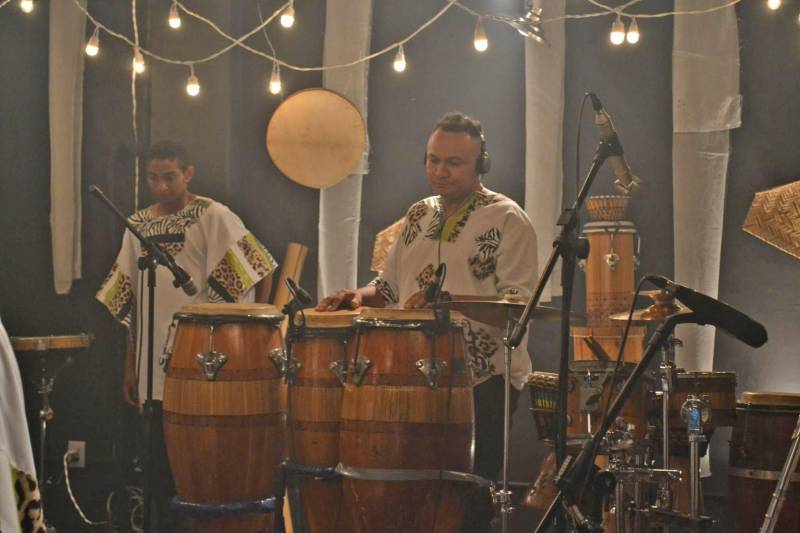 “Conexão Amazônia - Márcio Jardim e Convidados” é o show que o percussionista paraense Márcio Jardim (d) apresentará nesta quarta-feira (09), às 20 h, no Teatro Margarida Schivasappa, em comemoração aos seus 20 anos de carreira. Entre os vários convidados estão o Grupo Tamboriara e músico Jacinto Kahwage. O show de Márcio Jardim foi contemplado no Edital Pauta Livre 2018, do Programa Seiva, da Fundação Cultural do Pará (FCP). Para o artista, o show será um encontro de percussionistas. “A expectativa é das melhores possíveis. Eu comecei a tocar desde novo e fui fazendo muitos amigos. A ideia é fazer esse primeiro show voltado mais para a percussão, como se fosse um mini encontro de percussão”, conta Márcio Jardim.
FOTO: IAGO MARQUES / DIVULGAÇÃO
DATA: 07.05.2018
BELÉM - PARÁ <div class='credito_fotos'>Foto: IAGO MARQUES | <a href='/midias/2018/originais/b6109de5-53dc-4006-ae5d-bfe47a31b2d2.jpg' download><i class='fa-solid fa-download'></i> Download</a></div>
