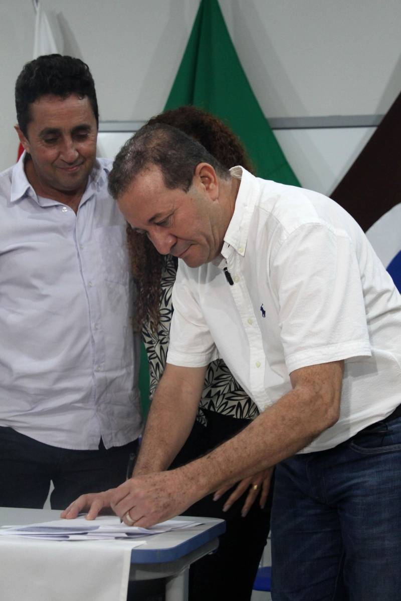 Em Canaã dos Carajás com a assinatura do convênio de Asfalto na Cidade, um aporte do Governo do Pará de R$6,5 milhões. A benfeitoria foi uma das demandas apresentadas pela prefeitura municipal na Secretaria de Municípios Sustentáveis e deve ser iniciada brevemente. Durante a cerimônia da assinatura do convênio, que contou com a presença do senador Flexa Ribeiro, o presidente da Assembeia Legislativa do Estado do Pará (Alepa), Márcio Miranda (foto).
FOTO: ANTONIO MACEDO / DIVULGAÇÃO
DATA: 11.05.2018
CANAÃ DOS CARAJÁS - PARÁ <div class='credito_fotos'>Foto: ANTONIO MACEDO / DIVULGAÇÃO | <a href='/midias/2018/originais/b610dadb-fd3d-430a-9488-e7faabae1460.jpg' download><i class='fa-solid fa-download'></i> Download</a></div>