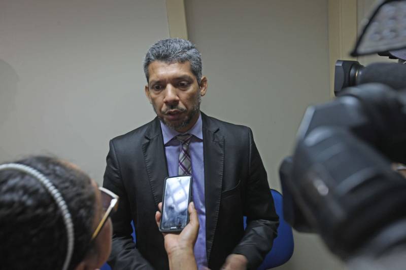 Um total de seis equipes da Divisão de Homicídios do Pará, vinculada à Polícia Civil, estão em atuação nas investigações sobre as mortes e tentativas de homicídios ocorridas no Tapanã, na noite de 29/10. No total, 11 inquéritos foram instaurados nas investigações. Os primeiros levantamentos sobre os crimes foram realizados ainda nea segunda-feira (30), nas áreas dos crimes. Nos próximos dias, novos depoimentos serão coletados e a Polícia Civil deve dar novas informações sobre o andamento das investigações, segundo afirmaram os dirigentes da segurança durante entrevista coletiva com os representantes do Sistema de Segurança Pública do Estado do Pará, na manhã desta terça-feira, 30, na sede da Delegacia Geral. Participaram da coletiva de imprensa o titular da Secretaria de Estado de Segurança Pública (Segup), Luiz Fernandes, o Delegado-Geral do Estado, Claudio Galeno (foto) e o Comandante Geral da Polícia Militar, Hilton Benigno, entre outros.
FOTO: RODOLFO OLIVEIRA / AG. PARÁ
DATA: 30.10.2018
BELÉM - PARÁ <div class='credito_fotos'>Foto: Rodolfo Oliveira/Ag. Pará | <a href='/midias/2018/originais/b61691f3-9293-417d-acc6-b32ac39779c3.jpg' download><i class='fa-solid fa-download'></i> Download</a></div>