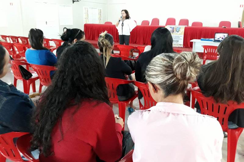O Movimento pela valorização do Estatuto da Criança e do Adolescente (Mover) realizou nesta terça-feira, 8, o primeiro dia de discussão sobre o fortalecimento do sistema de garantia de direitos da criança e do adolescente, no centro de convenções de Altamira. Reunindo conselheiros tutelares, técnicos dos Centros de Referência Especializado de Assistência Social (Creas) e de Assistência Social (Cras), entre outros, o curso objetivou potencializar a política de atendimento. Na foto, Fabíola Pereira da Silva, conselheira tutelar de Altamira.
FOTO: ASCOM PRO PAZ
DATA: 08.05.2018
ALTAMIRA - PARÁ <div class='credito_fotos'>Foto: ASCOM PRO PAZ | <a href='/midias/2018/originais/b61c81d2-7be4-4957-ae59-b7c9df32af83.jpg' download><i class='fa-solid fa-download'></i> Download</a></div>