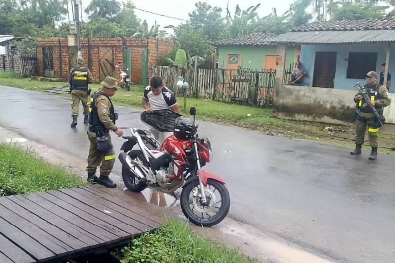 Mais de 600 policiais militares intensificaram a segurança em todo o bairro do Tapanã, durante a operação "Ocupação" que iniciou na manhã desta quinta-feira, 15, e segue até a próxima segunda-feira, 19. O planejamento estratégico desta ação conta com diversas operações: Ônibus Seguro, Hypnus, Bloqueio, Saturação, Tróia e Feira Segura.
FOTO: ASCOM PMPA
DATA: 15.03.2018
BELÉM - PARÁ <div class='credito_fotos'>Foto: Ascom PMPA | <a href='/midias/2018/originais/b61df1bb-51d7-40c0-8961-3e7b7af0d73c.jpg' download><i class='fa-solid fa-download'></i> Download</a></div>