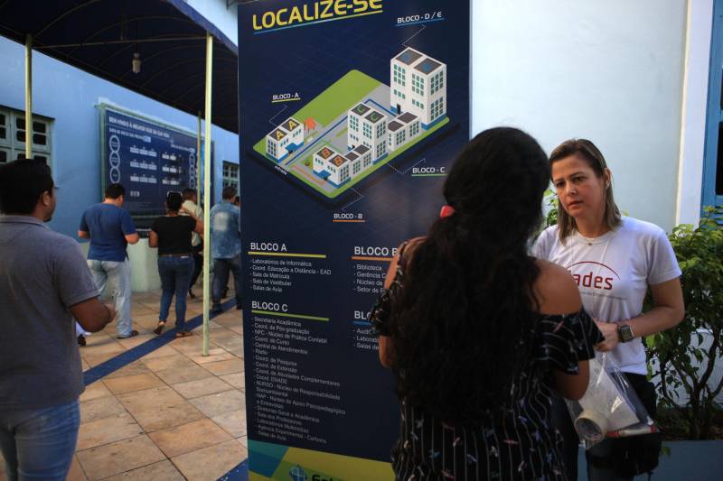 As provas objetivas e subjetivas do concurso da Agência de Regulação e Controle de Serviços Públicos do Estado do Pará (Arcon, na foto) ocorreram na manhã desta domingo, 8. No total, 6.436 candidatos se inscreveram para disputar as 34 vagas do concurso público C-175, destinado ao provimento de cargos de níveis médio e superior. O certame será executado pelo Instituto Americano de Desenvolvimento (Iades).
FOTO: CARLOS SODRÉ / AG. PARÁ
DATA: 08.07.2018
BELÉM - PARÁ <div class='credito_fotos'>Foto: Carlos Sodré/Agência Pará | <a href='/midias/2018/originais/b62c0ed7-4136-46e0-a9bd-6266dbedc7cd.jpg' download><i class='fa-solid fa-download'></i> Download</a></div>