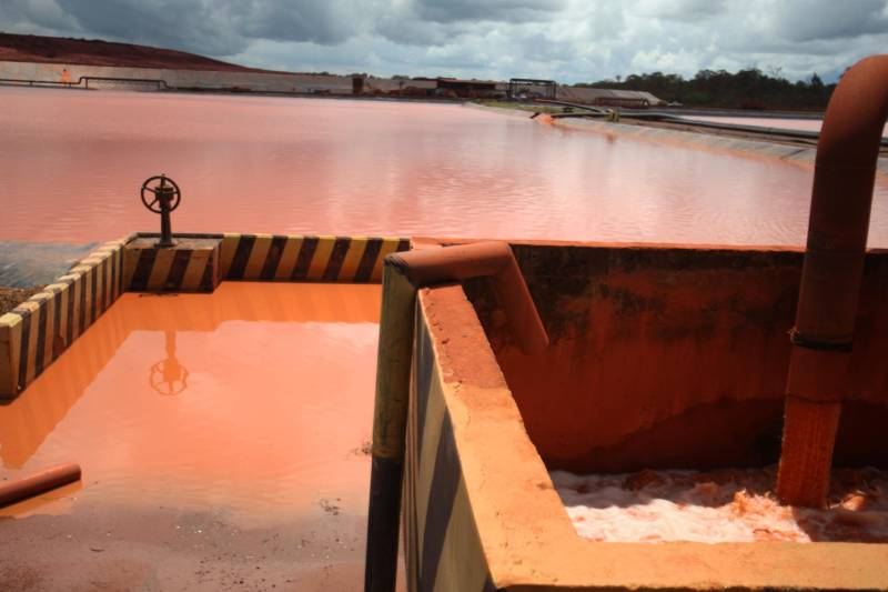 Por conta do não cumprimento do prazo de 48 horas dado pelo Governo do Estado para que a Hydro (foto) reduzisse os níveis das bacias de resíduos ao nível de pelo menos um metro, a Secretaria de Meio Ambiente e Sustentabilidade (Semas) notifica a empresa, na manhã desta terça-feira (27), com a determinação de que reduza a produção da refinaria em 50%. A Semas também triplicará a multa definida anteriormente, cumprindo a legislação ambiental em vigor, chegando a cerca de R$ 1 milhão por dia de descumprimento (300 mil Unidades de Padrão Fiscal). A empresa informou formalmente que reduziu os índices, mas não integralmente no total determinado de um metro. A determinação de redução emitida pela Semas reforça ainda que devem ser mantidos e ampliados os esforços para tratamento dos efluentes e de redução dos níveis das bacias. As equipes da Semas permanecem em campo 24 horas, trabalhando em conjunto com a Defesa Civil e outros órgãos, monitorando a situação.
FOTO: IGOR BRANDÃO / AG. PARÁ
DATA: 24.02.2018
BARCARENA - PARÁ <div class='credito_fotos'>Foto: IGOR BRANDÃO / AG. PARÁ | <a href='/midias/2018/originais/b62d22df-e078-459b-a050-da1e9fb932d9.jpg' download><i class='fa-solid fa-download'></i> Download</a></div>