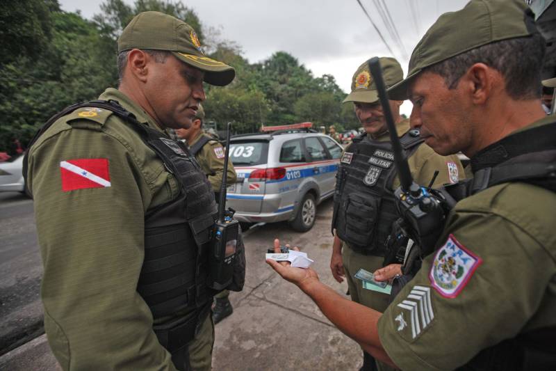 A Polícia Militar e agentes de Departamento de Trânsito do Pará (Detran) realizaram a Operação “Ônibus Seguro” no final a tarde desta terça-feira (08), na avenida Pedro Álvares Cabral. Na foto, o subcomandante do primeiro Batalhão de Policiamento, major Anilson Almeida.

FOTO: CARLOS SODRÉ / AG. PARÁ
DATA: 08.05.2018
BELÉM - PARÁ <div class='credito_fotos'>Foto: CARLOS SODRÉ / AG. PARÁ    |   <a href='/midias/2018/originais/b62e00b9-c513-4a75-bb6a-584cda08ce36.jpg' download><i class='fa-solid fa-download'></i> Download</a></div>