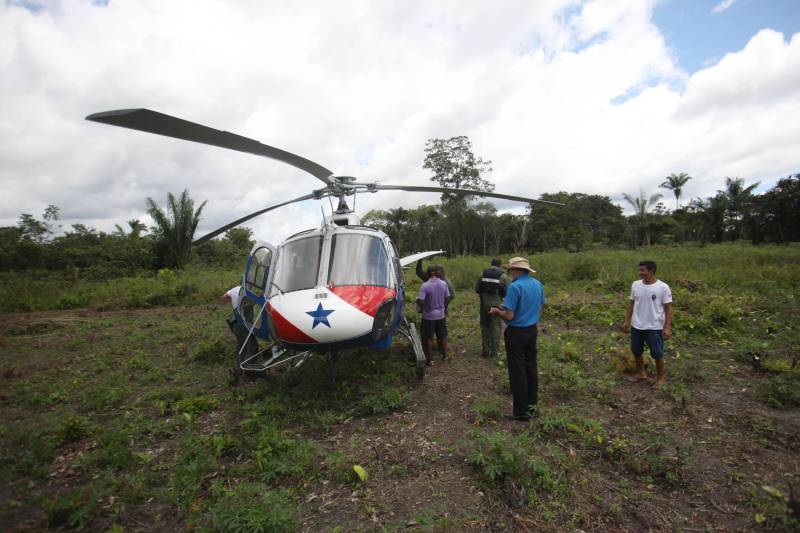 Mais de duas mil pessoas já foram vacinadas contra a raiva em Melgaço, no arquipélago do Marajó, após a chegada das equipes de Vigilância Epidemiológica e Vigilância em Saúde da Secretaria de Estado de Saúde (Sespa) nesta quarta-feira (23). As ações fazem parte de um reforço na prevenção e investigação ao vírus da raiva humana no município, iniciado após a Sespa ser notificada sobre essas ocorrências no último dia 4 de maio. Foram disponibilizadas 6 mil vacinas – administrada em quatro doses –, mil soros e entregues 500 mosquiteiros para a população da região. As ações se concentram em localidades ao longo do rio Laguna, cerca de 70 km da sede de Melgaço, onde residem aproximadamente 3.000 pessoas. Lucineia Pinheiro, moradora da comunidade São José, foi uma das pessoas vacinadas, e acredita que a ação vai ajudar a prevenir as mortes. Na foto, ação na comunidade Pimental.

FOTO: MARCELO LELIS / AG. PARÁ
DATA: 23.05.2018
MELGAÇO - PARÁ <div class='credito_fotos'>Foto: Marcelo Lelis / Ag. Pará   |   <a href='/midias/2018/originais/b62fbbee-d051-4432-81ba-2b98a4fdffcc.jpg' download><i class='fa-solid fa-download'></i> Download</a></div>