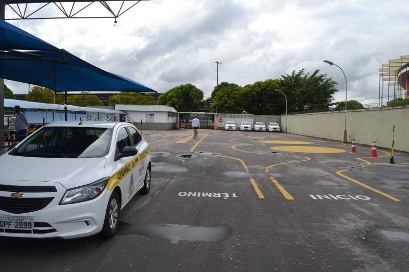 “A principal diferença a partir de agora é o controle do exame que vai dar transparência pro processo, pro candidato e para os examinadores”. É o que explica Manoel Macêdo, da Diretoria de Habilitação de Condutores e Registro de Veículo (DHCRV), do Departamento de Trânsito do Pará (Detran), ao falar da regulamentação do uso da telemetria (foto) nos procedimentos de habilitação de condutores de veículos automotores e elétricos. O novo sistema utiliza câmeras de monitoramento e GPS integrados a um software. A portaria nº 4074/2018 foi publicada no Diário Oficial desta terça-feira, 4, e segue a resolução do Conselho Nacional de Trânsito (Contran). “A telemetria controla a distância e tudo o que acontece dentro do carro. Se o candidato fizer qualquer movimento positivo ou negativo ou deixar de fazer o acionamento correto, é registrado no sistema que é computado como falta e são essas faltas que são somadas para dar o resultado do exame e saber se o candidato foi aprovado ou reprovado”, complementa o diretor.

FOTO: ASCOM / ASCOM DETRAN
DATA: 04.12.2018
BELÉM - PARÁ <div class='credito_fotos'>Foto: ASCOM DETRAN   |   <a href='/midias/2018/originais/b6336103-9683-4e31-9dc1-274943722bab.jpg' download><i class='fa-solid fa-download'></i> Download</a></div>