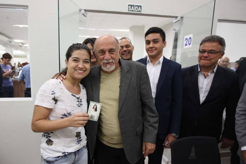 Carteira de identidade, habilitação e de trabalho. Seguro-desemprego, segunda via de boletos de água e multas de transito. Registros na Junta Comercial e DARFs de impostos. Registros de ocorrências na polícia e queixas ao Procon. Tudo num só lugar, rápido e fácil. O governador Simão Jatene (foto) entregou nesta sexta-feira, 04, à população a Estação Cidadania do Shopping Pátio Belém. É a sexta unidade de atendimento à população no estado do Pará. Num espaço de mais de mil metros quadrados, a população poderá contar com serviços de órgãos como: Banpará; Polícia Civil; Procon; Secretaria de Justiça e Direitos Humanos; Sistema Nacional de Empregos; Secretaria de Assistência Social, Trabalho e Renda; Junta Comercial do Estado, Secretaria da Fazenda, Cosanpa, Detran, Igeprev e Fundação Pro-Paz. Além desses, as novidades ficam por conta do Hemopa, oferecendo a possibilidade do cidadão doar sangue e da Secretaria Municipal de Mobilidade (Semob).
FOTO: ANTÔNIO SILVA / AG. PARÁ
DATA: 04.05.2018
BELÉM - PARÁ <div class='credito_fotos'>Foto: Antônio Silva/Ag. Pará | <a href='/midias/2018/originais/b63a92d4-d27f-4f64-84eb-f1773c22a458.jpg' download><i class='fa-solid fa-download'></i> Download</a></div>