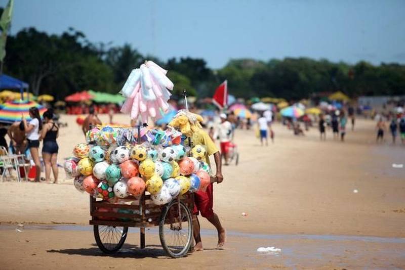 O segundo final de semana das férias escolares foi marcado pela tranquilidade no distrito de Mosqueiro (foto). Uma das 86 localidades do Estado que recebe atenção especial durante a Operação Verão 2018. As ações começaram na sexta-feira (29) e vão até o dia 31 de julho, com a participação de mais de 8 mil agentes de segurança pública. Uma das novidades deste ano é o funcionamento dos Centros de Comando Integrado, com a participação de órgãos estaduais e municipais, sob a coordenação da Secretaria de Estado de Segurança Pública e Defesa Social ( Segup). O espaço é identificado com placas em quatro idiomas para auxiliar as pessoas em casos de furtos ou acidentes.
FOTO: MARCELO LELIS / AG. PARÁ
DATA: 08.07.2018
MOSQUEIRO - PARÁ <div class='credito_fotos'>Foto: Marcelo Lelis / Ag. Pará | <a href='/midias/2018/originais/b649484b-6774-420b-bfe6-5e0b7f4ccf86.jpg' download><i class='fa-solid fa-download'></i> Download</a></div>
