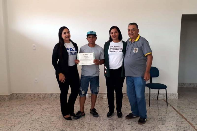 Vinte e oito mototaxistas, condutores de veículos de emergência e taxistas do município de São Miguel do Guamá, no nordeste paraense, receberam na quarta-feira (29), de representantes do Departamento de Trânsito do Estado do Pará (Detran) e da Prefeitura local, os certificados de conclusão de curso específico para quem está autorizado a prestar esses serviços. O curso foi ministrado por técnicos da Escola Pública de Trânsito (EPT) do Detran.

FOTO: ASCOM DETRAN-PA
DATA: 29.11.2018
SÃO MIGUEL DO GUAMÁ-PARÁ <div class='credito_fotos'>Foto: ASCOM DETRAN   |   <a href='/midias/2018/originais/b651731b-623d-4672-b9ab-16d50ba900a8.jpg' download><i class='fa-solid fa-download'></i> Download</a></div>