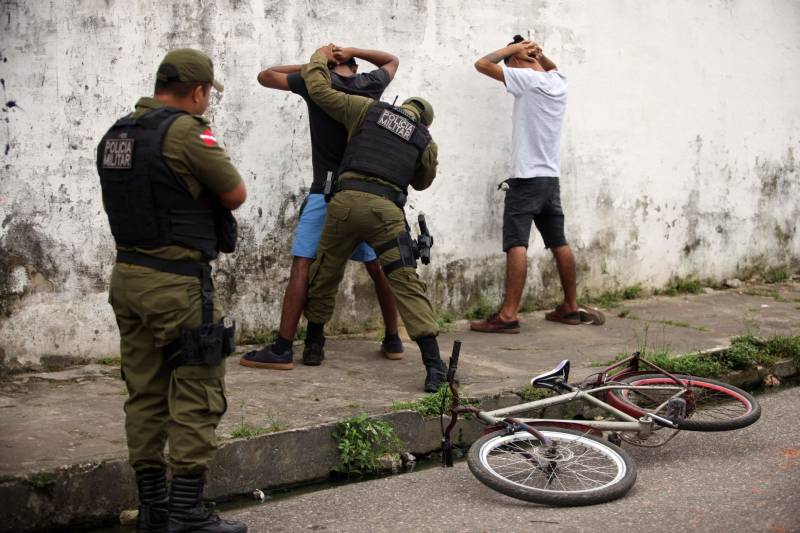 A Polícia Militar do Estado iniciou nesta segunda-feira, 30, a operação Sáfara 3, de combate à criminalidade na Grande Belém. Duas áreas de grande incidência criminal Guamá e Tapanã, foram priorizadas nesse primeiro dia de operação. A partir do bairro do Guamá, os policiais percorreram áreas dos bairros da Terra Firme e Jurunas. A partir do Tapanã, foram atendidas áreas da Pratinha, Bengui e Parque Verde. A escolha dos locais teve por base ocorrências criminais monitoradas pela inteligência da Polícia Militar. Só nos bairros do Bengui e Cabanagem, no mês de abril, foram contabilizados onze homicídios.
FOTO: THIAGO GOMES / AG. PARÁ
DATA: 30.04.2018
BELÉM - PARÁ <div class='credito_fotos'>Foto: Thiago Gomes /Ag. Pará | <a href='/midias/2018/originais/b663e867-c5a6-45bc-93bf-d70452e394f7.jpg' download><i class='fa-solid fa-download'></i> Download</a></div>