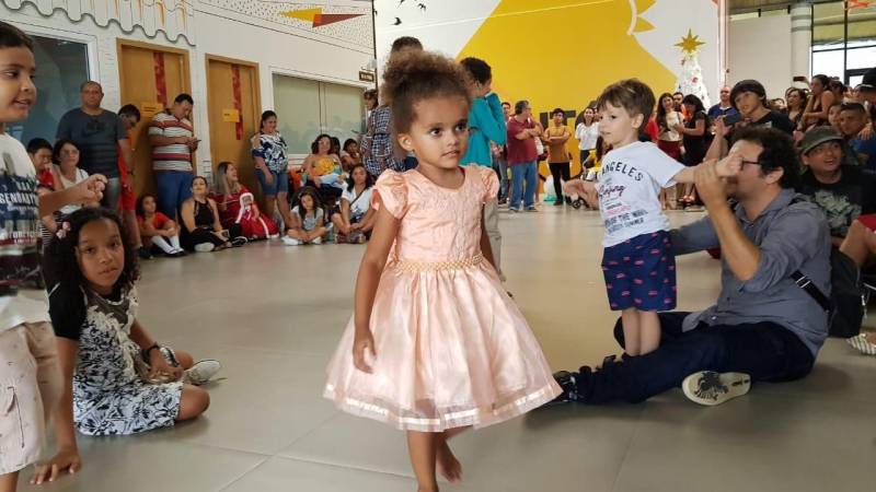 Muita emoção, alegria e diversão marcaram a confraternização de Natal (foto) promovida pelo Centro Integrado de Inclusão e Reabilitação (CIIR), que reuniu centenas de pessoas, no sábado (22). Com a participação de colaboradores, usuários e acompanhantes de pacientes, o evento antecipou o Natal de todos que integram o complexo, inaugurado este ano, e que presta assistência de alta complexidade para Pessoas com Deficiência (PcD) física, mental, intelectual, visual e auditiva. Sem esconder sua emoção, o gestor do Centro de Reabilitação, José Neto, afirma que a primeira confraternização foi além da expectativa. “A emoção tomou conta dos colaboradores, usuários e/ou responsáveis. Foi um misto de harmonia, carinho e alegria que contagiou todos. As pessoas, as apresentações, a festa si, tudo teve muito amor envolvido, evidenciando o verdadeiro espírito de Natal. Aqui, a inclusão se faz plena e sem qualquer diferença".

FOTO: ASCOM / INDSH
DATA: 24.12.2018
BELÉM - PARÁ <div class='credito_fotos'>Foto: ASCOM / INDSH   |   <a href='/midias/2018/originais/b664148f-82b6-4e1b-80db-c0282796e5a8.jpg' download><i class='fa-solid fa-download'></i> Download</a></div>