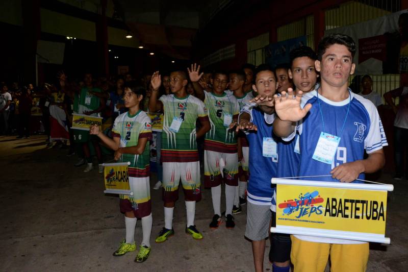 A abertura da Etapa Estadual dos Jogos Estudantis Paraenses (Jeps) 2018 teve um sabor especial para os 883 atletas, técnicos e dirigentes do esporte escolar que participaram da cerimônia na noite desta terça-feira, 19, no Estádio Jornalista Edgar Proença, o Mangueirão.
FOTO: FERNANDO NOBRE / ASCOM SEDUC
DATA: 19.06.2018
BELÉM - PARÁ <div class='credito_fotos'>Foto: FERNANDO NOBRE/ASCOM SEDUC | <a href='/midias/2018/originais/b66d15b4-b395-40de-8551-75e55e3cd39b.jpg' download><i class='fa-solid fa-download'></i> Download</a></div>