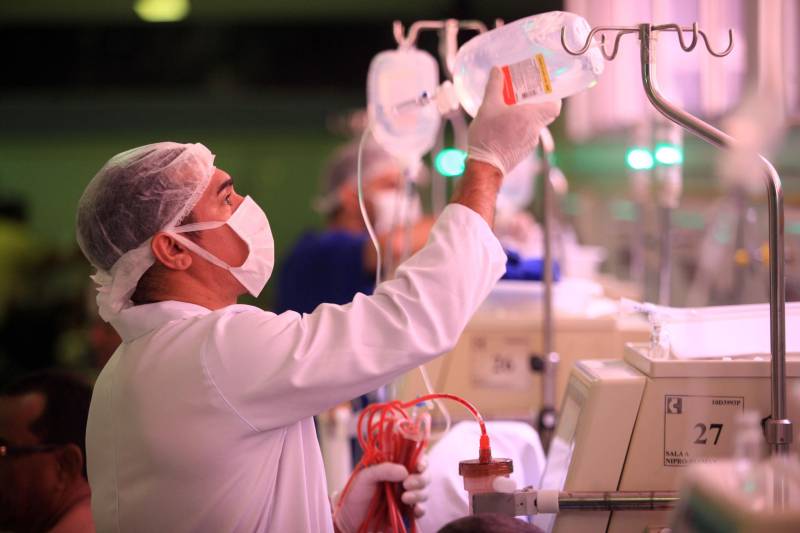 A hemodiálise é um tratamento que consiste na remoção do líquido e substâncias tóxicas do sangue. A terapia de substituição renal é realizada em pacientes portadores de insuficiência renal crônica ou aguda, já que nesses casos o organismo não consegue eliminar tais substâncias devido à falência dos mecanismos excretores renais. Vinculado ao Hospital de Clínicas Gaspar Vianna, o Centro Monteiro Leite funciona há sete anos. Oferece 198 vagas para o tratamento ambulatorial, com 35 máquinas de hemodiálise, que funcionam em três turnos durante seis dias por semana, de segunda-feira a sábado. A unidade faz parte da política de ampliação dos serviços de hemodiálise do Governo do Estado, intensificada a partir de 2011.

FOTO: SIDNEY OLIVEIRA/AG. PARÁ
DATA: 25.11.2018
BELÉM - PARÁ <div class='credito_fotos'>Foto: Sidney Oliveira/Ag. Pará   |   <a href='/midias/2018/originais/b6720e07-2d75-4843-8542-dea1a09ef8a0.jpg' download><i class='fa-solid fa-download'></i> Download</a></div>