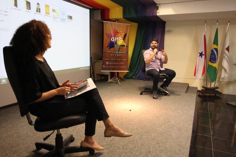 Defensoria Pública do Pará, Secretaria de Estado de Direitos Humanos e Justiça (Sejudh), Secretaria de Estado de Comunicação (Secom) e o Grupo Homossexual do Pará (GHP) realizaram, nesta terça-feira (3), a oficina "Diversidade e Mídia" para profissionais e estudantes de Comunicação”. O evento, que foi gratuito, teve como principal objetivo, contribuir para a diminuição de preconceitos e estigmas por quais passam os LGBTI+, colaborando para um melhor entendimento de termos e conceitos utilizados por esta população. A oficina contou com a participação de Symmy Larrat, paraense e liderança nacional do movimento LGBTI+ e que foi a primeira travesti a ocupar a função de coordenadora geral de Promoção dos Direitos LGBT (Lésbicas, Gays, Bissexuais, Travestis e Transexuais), da Secretaria de Direitos Humanos da Presidência da República. Para Larrat, os meios de comunicação são um importante canal quando bem utilizados para o enfrentamento da “narrativa de ódio” que coloca a existência LGBTI+ como pecado ou vergonha, com discursos que aumentam a exclusão desta população. Na foto, o secretário de estado de comunicação, Daniel Nardin.
FOTO: CRISTINO MARTINS / AG. PARÁ
DATA: 03.07.2018
BELÉM - PARÁ <div class='credito_fotos'>Foto: Cristino Martins/Ag. Pará | <a href='/midias/2018/originais/b688eec7-33ef-415f-8083-a12470440074.jpg' download><i class='fa-solid fa-download'></i> Download</a></div>