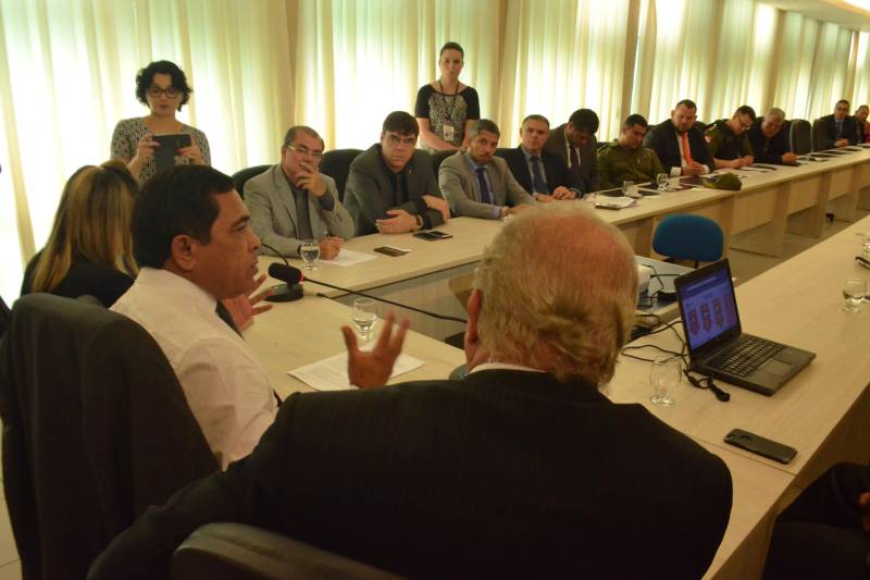 A Secretaria de Estado de Segurança Pública e Defesa Social do Pará (Segup) apresentou, nesta quarta-feira (7), à Assembleia Legislativa do Pará (Alepa) todos os investimentos na área de segurança e inteligência para investigações de casos pontuais, como as recentes ocorrências no bairro do Tapanã, e também para atuar preventivamente no combate ao crime organizado no Estado. Para o deputado estadual que solicitou a reunião, Carlos Bordalo (foto), as ações de repressão ao crime devem continuar sendo feitas e o combate a grupos criminosos devem ser intensificados
FOTO: ELIELSON MODESTO / ASCOM SEGUP
DATA: 07.11.2018
BELÉM - PARÁ <div class='credito_fotos'>Foto: Elielson Modesto / Ascom Segup | <a href='/midias/2018/originais/b68c6213-08b0-4d6e-aeba-ac16a53de3e7.jpg' download><i class='fa-solid fa-download'></i> Download</a></div>