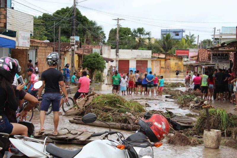 Equipes da Defesa Civil do Estado, Corpo de Bombeiros e da Polícia Militar já estão no município de Paragominas, nordeste do Estado, para atender a população atingida pelas fortes chuvas na madrugada desta quinta-feira, 12. O coronel Francisco Cantuária, coordenador da Defesa Civil, explica que a instituição foi acionada às 5h da manhã e enviou para o local uma equipe formada por mergulhadores de salvamento de águas rápidas. Também será instalado na cidade o sistema do Comando de Operações para poder definir ações que irão dar assistência para os desabrigados. “As primeiras informações levantadas mostram que pelo menos 100 casas teriam sido atingidas depois de cinco horas de chuvas. Também há suspeita de um possível rompimento de barragens próximo a cidade”, afirma. O titular do Centro Regional de Governo do Sudeste do Pará, Jorge Bitencourt, também está a caminho do município.

FOTO: ASCOM / PARAGOMINAS
DATA: 12.04.2018
PARAGOMINAS - PARÁ <div class='credito_fotos'>Foto: ASCOM / PREFEITURA DE PARAGOMINAS   |   <a href='/midias/2018/originais/b693a396-5dfe-4ae8-8c16-ebf903355e42.jpg' download><i class='fa-solid fa-download'></i> Download</a></div>