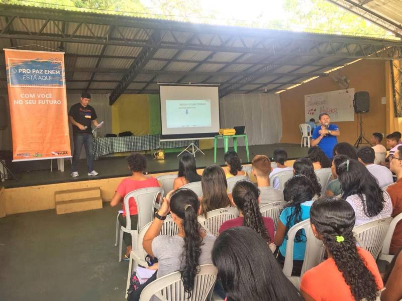 O Pro Paz Enem realizou três aulões neste final de semana, sempre com auditórios e salas lotados de estudantes motivados a pegarem as melhores dicas de estudo e preparação para o Exame Nacional do Ensino Médio (Enem), que este ano será realizado nos dias 4 e 11 de novembro. No domingo (15) foi a vez de Belém receber o segundo aulão. Assim como no aulão inaugural, em março, os alunos lotaram o auditório da Estácio na José Malcher e aproveitaram bastante cada aula. Além da capital, outras cidades também estão recebendo os aulões aos finais de semana. A caravana já esteve em Bragança, Castanhal e São Francisco (foto), mas ainda vai passar por Benevides, Ananindeua, Breves, Paragominas, Soure, Santarém, Marabá, Abaetetuba, Santa Izabel, Curuçá, Tucuruí, São Miguel do Guamá, Moju, Rondon do Pará, Parauapebas e Viseu.
FOTO: ASCOM / PRO PAZ
DATA: 15.04.2018
SÃO FRANCISCO - PARÁ <div class='credito_fotos'>Foto: ASCOM PRO PAZ | <a href='/midias/2018/originais/b69e0321-ecdd-472c-b85e-ce1bca1c5a1d.jpg' download><i class='fa-solid fa-download'></i> Download</a></div>
