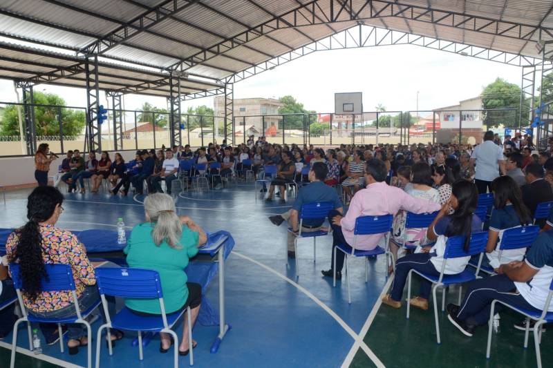 “A escola é um sonho”. Quem expressou esse sentimento foi o aluno do 3º ano do Ensino Médio, Renan Abreu, durante a entrega da obra de reforma e ampliação da Escola Estadual de Ensino Fundamental e Médio Emanuel Salgado Vieira, no município de Juruti, realizada na manhã desta quarta-feira (5), pela secretária de Estado de Educação, Ana Cláudia Serruya Hage. “Hoje recebemos a escola totalmente reformada e ampliada; já passamos por várias batalhas, lutamos para este sonho se tornar realidade, vivemos momentos difíceis, somos vitoriosos e teremos uma visão diferente da escola, estamos muito felizes e realizados”, complementa o estudante.

FOTO: FERNANDO NOBRE / ASCOM SEDUC
DATA: 05.12.2018
JURUTI - PARÁ <div class='credito_fotos'>Foto: FERNANDO NOBRE/ASCOM SEDUC   |   <a href='/midias/2018/originais/b69e8bb7-2f55-4715-a871-89b11f4b2abb.jpg' download><i class='fa-solid fa-download'></i> Download</a></div>