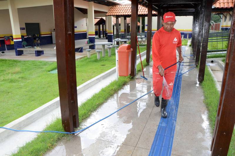 A Secretaria de Estado de Educação (Seduc) inaugura, nesta segunda-feira (26), as obras de reforma e ampliação da Escola de Ensino Médio Ruth Guimarães (foto), em Benevides. E na terça-feira (27) serão inauguradas as obras da Escola Álvares de Azevedo, em Belém. Ambas fazem parte de um pacote de 66 obras em execução, previstas pelo Programa de Melhoria da Qualidade e Expansão da Cobertura da Educação Básica do Estado do Pará. Com um investimento de 351 milhões de dólares (57,3% financiados pelo Banco Interamericano de Desenvolvimento - BID, e 42,7% da contrapartida do Estado), o programa materializa o Pacto pela Educação – ação política que compromete instituições públicas e privadas na melhoria dos indicadores educacionais do Estado.
FOTO: ASCOM / SEDUC
DATA: 23.03.2018
BENEVIDES - PARÁ <div class='credito_fotos'>Foto: ASCOM SEDUC | <a href='/midias/2018/originais/b6ad0c7d-f8b9-49c9-8a94-714b08b78034.jpg' download><i class='fa-solid fa-download'></i> Download</a></div>