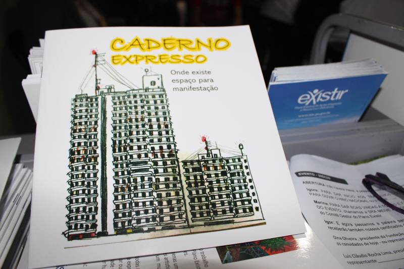 O Núcleo de Articulação e Cidadania (NAC) do Governo do Pará, por meio do Plano Existir e em parceria com a Fundação Cultural do Pará (FCP) e a Imprensa Oficial do Estado; lançou na manhã dessa quarta-feira (19), o Caderno Expresso (foto). O evento foi realizado em um dos auditórios da Biblioteca Pública Arthur Viana, em Belém. O Caderno Expresso é constituído por produções de artistas, iniciantes ou não, de pessoas com deficiência. São poesias, desenhos, pinturas, multimídia, histórias de vida e quadrinhos. A diretora geral do NAC, Daniele Khayat, deu início a cerimônia, que também contou com representantes dos órgãos que fazem parte do Comitê Gestor do Plano Existir. “Nós conseguimos avançar. Saímos dos limites e alcançamos diversas regiões do estado. É importante que a sociedade civil organizada dê prosseguimento a esse trabalho, peça, fale e tenha voz. As feiras, os projetos, o apoio ao esporte, e tudo que o Plano Existir realizou deve ser levado em frente, o trabalho em prol da pessoa com deficiência não pode parar”, concluiu a diretora.

FOTO: RUAN MOARES / ASCOM NAC
DATA: 19.12.2018
BELÉM - PARÁ <div class='credito_fotos'>Foto: RUAN MORAES / ASCOM NAC   |   <a href='/midias/2018/originais/b6b10f7e-c307-491e-afc0-eede235e99c4.jpg' download><i class='fa-solid fa-download'></i> Download</a></div>
